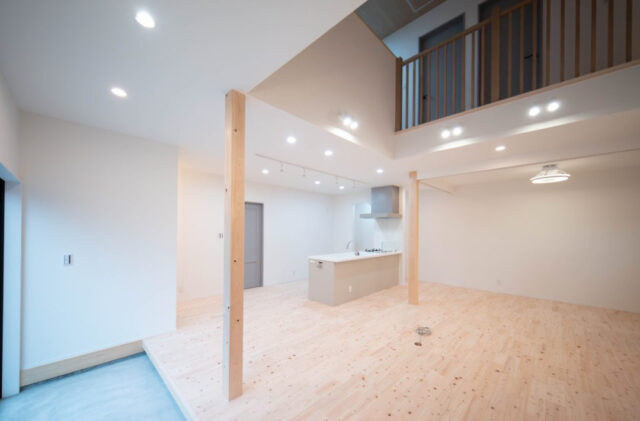 土間×吹き抜けの開放感と無垢の温もりに包まれた快適な2階建て - 感動 - LDK