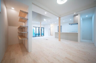 土間×吹き抜けの開放感と無垢の温もりに包まれた快適な2階建て - 感動 - 収納・LDK
