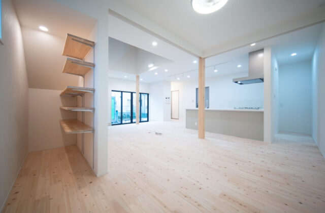 土間×吹き抜けの開放感と無垢の温もりに包まれた快適な2階建て - 感動 - 収納・LDK