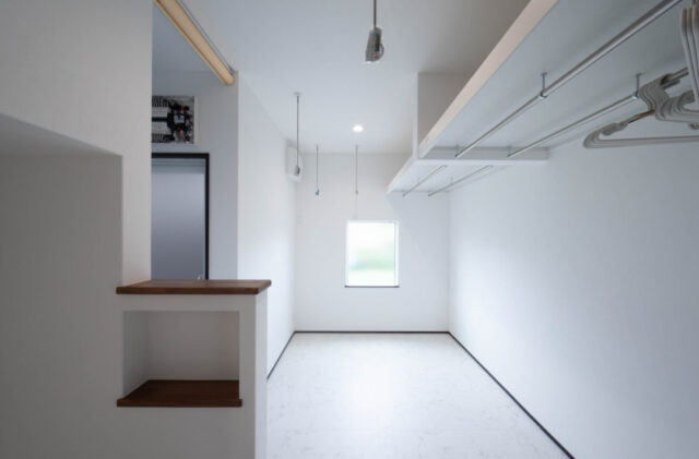 2つの隠し扉と木の風合いが映えるモダンな平屋 - 感動 - サンルーム