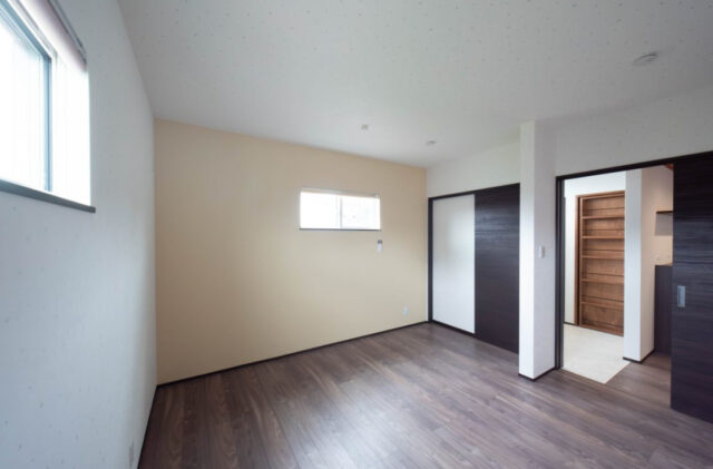 2つの隠し扉と木の風合いが映えるモダンな平屋 - 感動 - 洋室
