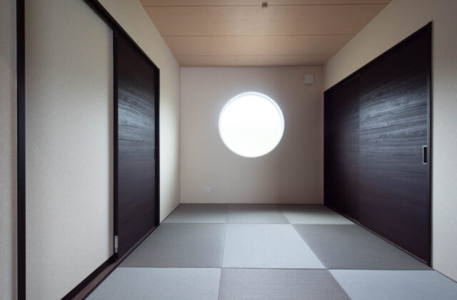 2つの隠し扉と木の風合いが映えるモダンな平屋 - 感動 - 和室