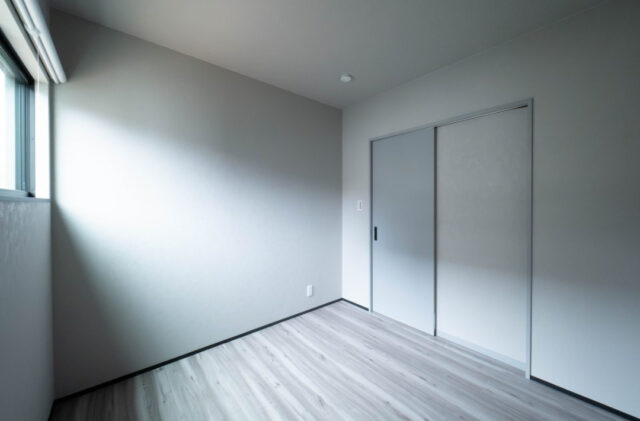 トレンドカラーと桧が調和するスキップフロアのある平屋 - 感動 - 洋室