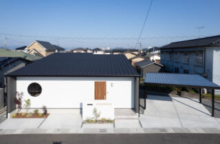 丸窓が映える外観と四万十ヒノキが香る和モダンな平屋 - 感動 - 正面外観
