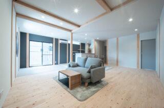 丸窓が映える外観と四万十ヒノキが香る和モダンな平屋 - 感動 - LDK