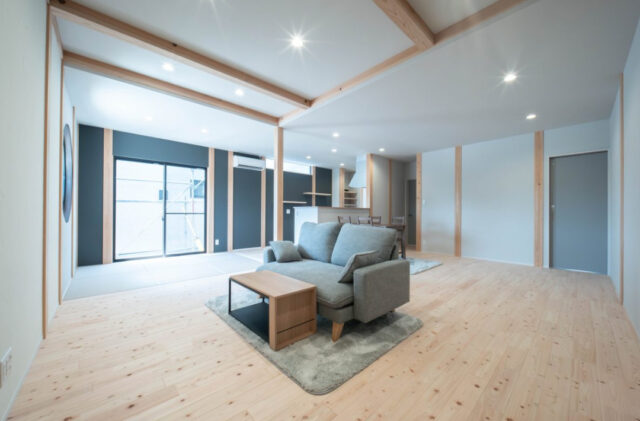 丸窓が映える外観と四万十ヒノキが香る和モダンな平屋 - 感動 - LDK