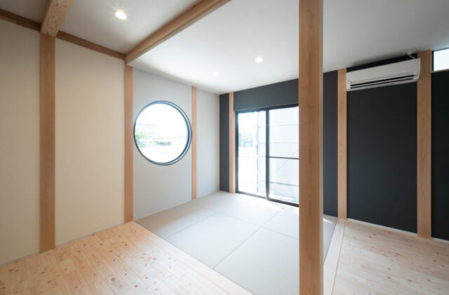 丸窓が映える外観と四万十ヒノキが香る和モダンな平屋 - 感動 - 和室