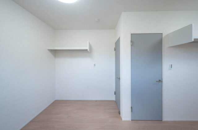 丸窓が映える外観と四万十ヒノキが香る和モダンな平屋 - 感動 - 洋室・収納