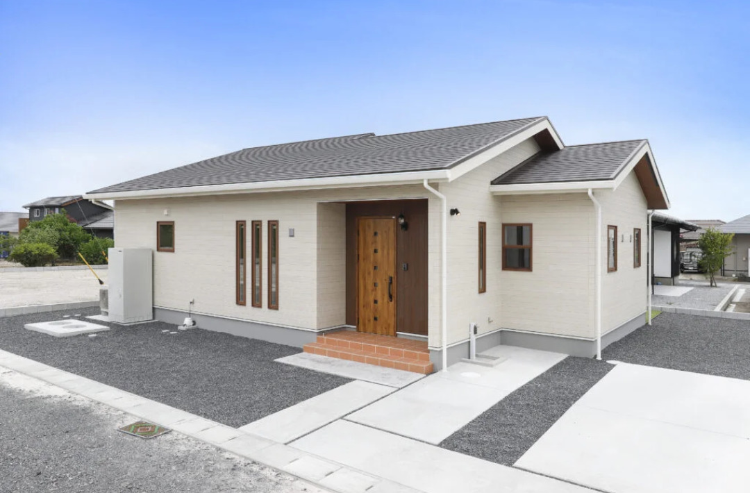 旭原町平屋モデルハウス「勾配天井で開放感たっぷりな広々20帖リビングのある平屋」(鹿屋市)