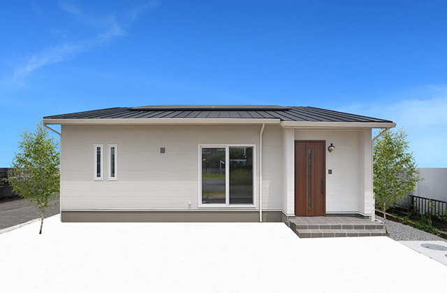 姶良平屋モデルハウス「太陽光発電と高断熱仕様のシンプルモダンの家」(姶良市) - センチュリーハウス