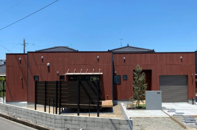 ガレージライフを叶えたモダン・インダストリアルな平屋 - センチュリーハウス - 外観