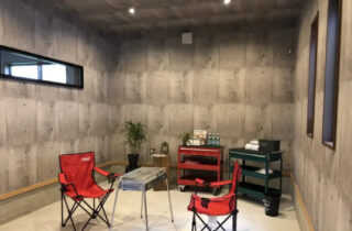 ガレージライフを叶えたモダン・インダストリアルな平屋 - センチュリーハウス - ガレージ