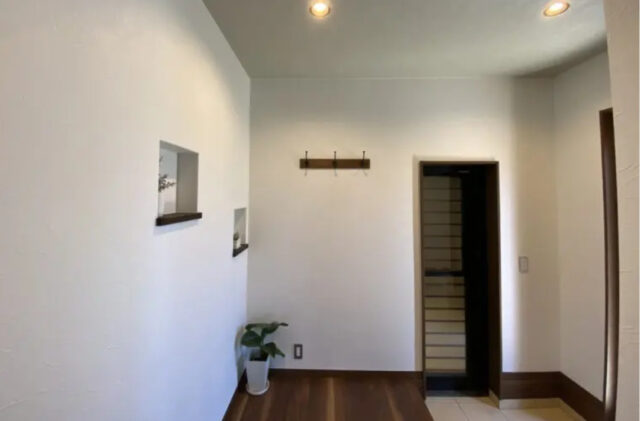 ガレージライフを叶えたモダン・インダストリアルな平屋 - センチュリーハウス - 玄関