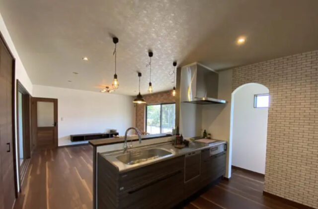 ガレージライフを叶えたモダン・インダストリアルな平屋 - センチュリーハウス - キッチン