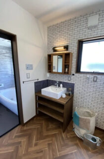 ガレージライフを叶えたモダン・インダストリアルな平屋 - センチュリーハウス - 洗面・浴室