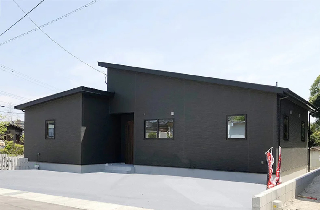 勾配天井の開放感とくすみブルーがアクセントのモノトーンで温もりを感じる平屋 - センチュリーハウス - 外観