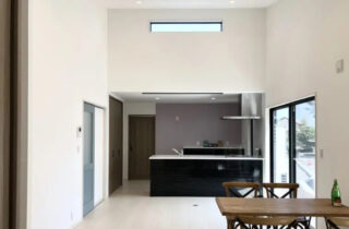 勾配天井の開放感とくすみブルーがアクセントのモノトーンで温もりを感じる平屋 - センチュリーハウス - LDK