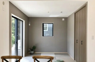 勾配天井の開放感とくすみブルーがアクセントのモノトーンで温もりを感じる平屋 - センチュリーハウス - 和室