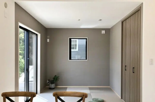 勾配天井の開放感とくすみブルーがアクセントのモノトーンで温もりを感じる平屋 - センチュリーハウス - 和室