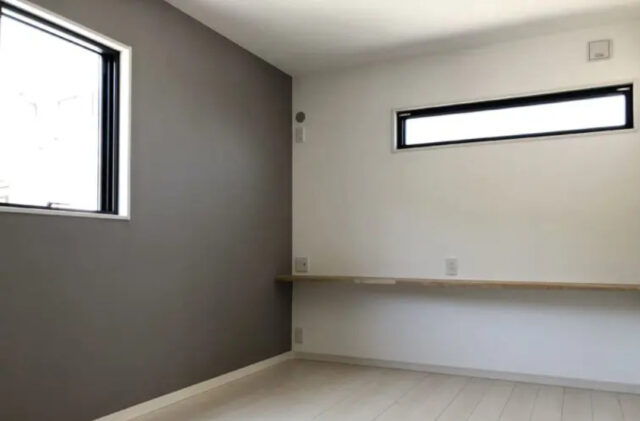 勾配天井の開放感とくすみブルーがアクセントのモノトーンで温もりを感じる平屋 - センチュリーハウス - 寝室