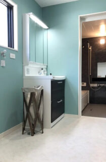 勾配天井の開放感とくすみブルーがアクセントのモノトーンで温もりを感じる平屋 - センチュリーハウス - 水回り