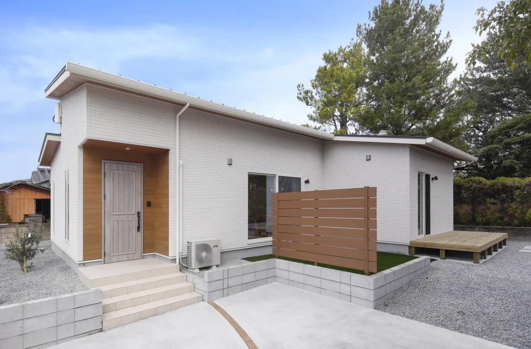 白と木目がやさしく調和する勾配天井の開放感と家事ラク動線を両立した平屋 - センチュリーハウス - 外観