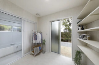 白と木目がやさしく調和する勾配天井の開放感と家事ラク動線を両立した平屋 - センチュリーハウス - サニタリールーム