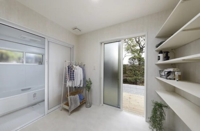 白と木目がやさしく調和する勾配天井の開放感と家事ラク動線を両立した平屋 - センチュリーハウス - サニタリールーム