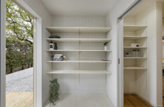 白と木目がやさしく調和する勾配天井の開放感と家事ラク動線を両立した平屋 - センチュリーハウス - 水回り収納