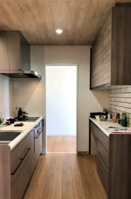 洗練されたグレーと木目が調和するナチュラルモダンな家事ラクの2階建て - センチュリーハウス - キッチン