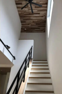 洗練されたグレーと木目が調和するナチュラルモダンな家事ラクの2階建て - センチュリーハウス - 階段