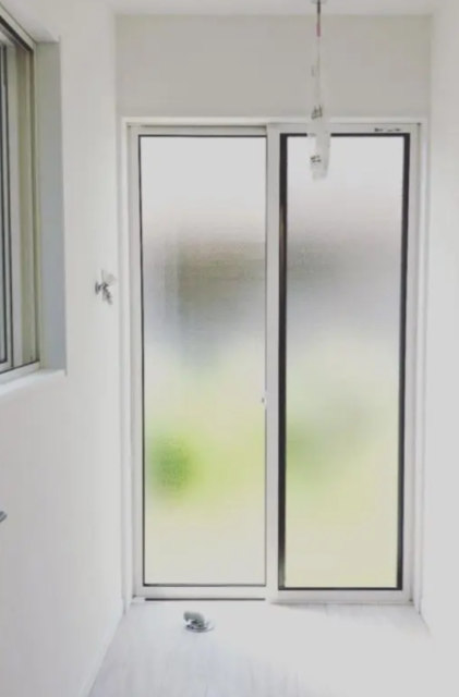 洗練されたグレーと木目が調和するナチュラルモダンな家事ラクの2階建て - センチュリーハウス - ランドリールーム