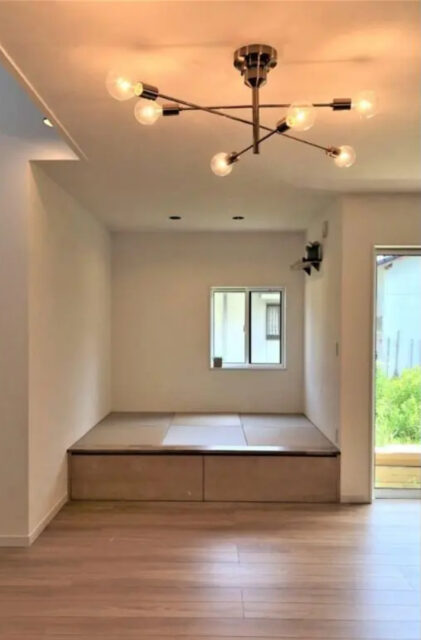 洗練されたグレーと木目が調和するナチュラルモダンな家事ラクの2階建て - センチュリーハウス - 小上がり和室