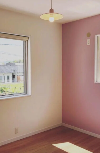 洗練されたグレーと木目が調和するナチュラルモダンな家事ラクの2階建て - センチュリーハウス - 洋室