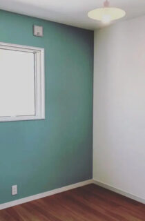 洗練されたグレーと木目が調和するナチュラルモダンな家事ラクの2階建て - センチュリーハウス - 洋室