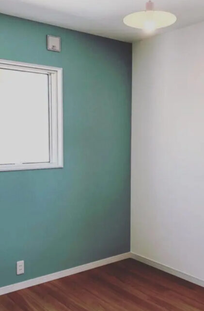 洗練されたグレーと木目が調和するナチュラルモダンな家事ラクの2階建て - センチュリーハウス - 洋室