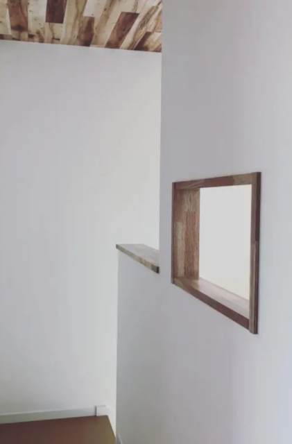 洗練されたグレーと木目が調和するナチュラルモダンな家事ラクの2階建て - センチュリーハウス - 2階小窓