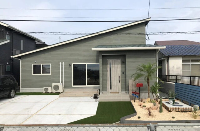 開放的な中二階と勾配天井の広がりと充実した機能性を兼ね備えた平屋 - センチュリーハウス - 外観