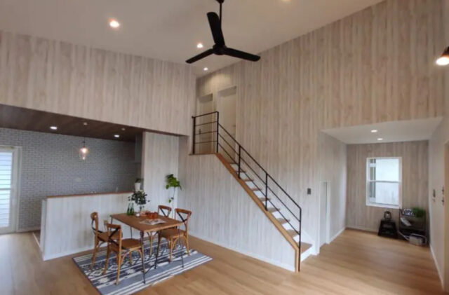 開放的な中二階と勾配天井の広がりと充実した機能性を兼ね備えた平屋 - センチュリーハウス - LDK