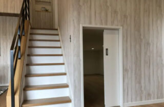 開放的な中二階と勾配天井の広がりと充実した機能性を兼ね備えた平屋 - センチュリーハウス - 中二階