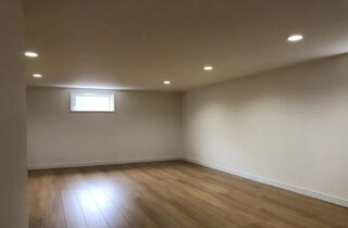 開放的な中二階と勾配天井の広がりと充実した機能性を兼ね備えた平屋 - センチュリーハウス - 中二階下部