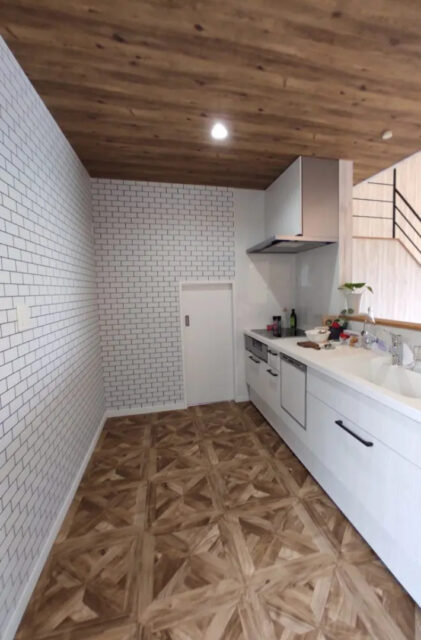 開放的な中二階と勾配天井の広がりと充実した機能性を兼ね備えた平屋 - センチュリーハウス - キッチン