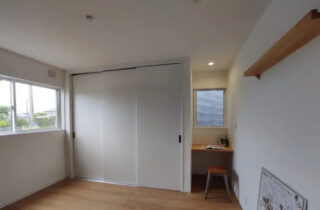 開放的な中二階と勾配天井の広がりと充実した機能性を兼ね備えた平屋 - センチュリーハウス - 寝室