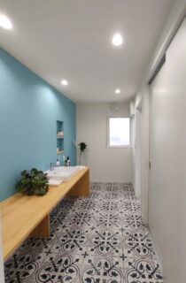 開放的な中二階と勾配天井の広がりと充実した機能性を兼ね備えた平屋 - センチュリーハウス - 洗面スペース