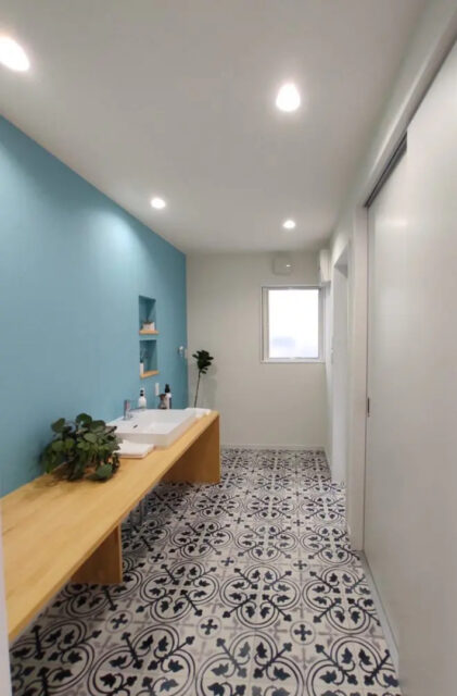 開放的な中二階と勾配天井の広がりと充実した機能性を兼ね備えた平屋 - センチュリーハウス - 洗面スペース