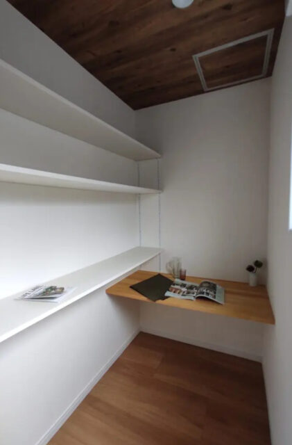 開放的な中二階と勾配天井の広がりと充実した機能性を兼ね備えた平屋 - センチュリーハウス - パントリー