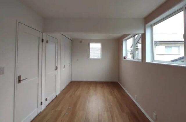 開放的な中二階と勾配天井の広がりと充実した機能性を兼ね備えた平屋 - 廊下