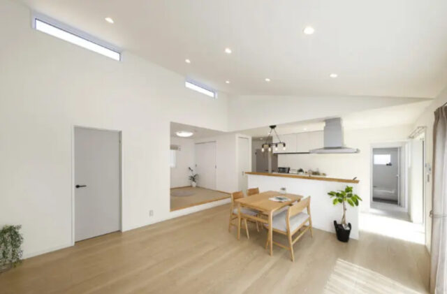 大開口の窓と高窓から光が注ぐウッドデッキと一体化したナチュラルな平屋 - センチュリーハウス - LDK・小上がり和室