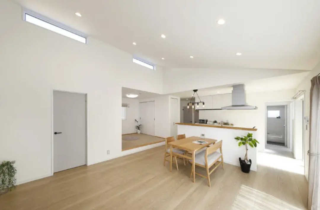 大開口の窓と高窓から光が注ぐウッドデッキと一体化したナチュラルな平屋 - センチュリーハウス - LDK・小上がり和室