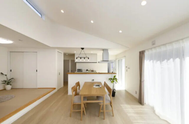 大開口の窓と高窓から光が注ぐウッドデッキと一体化したナチュラルな平屋 - センチュリーハウス - LDK